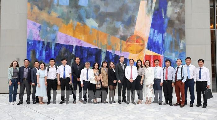 Đoàn công tác tỉnh Gia Lai chụp ảnh lưu niệm với lãnh đạo Hiệp hội Kinh doanh nông nghiệp Đức (GAA). Ảnh: Thu Hằng - PV TTXVN tại Đức