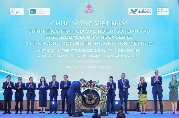 Bộ trưởng Bộ Tài chính Ngô Văn Tuấn đánh cồng tại sự kiện. Ảnh: Văn Giáp/Bnews/vnanet.vn