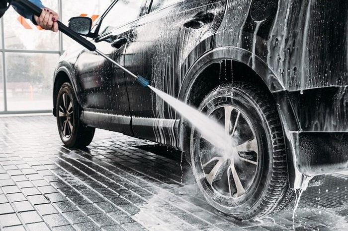 Nếu xe bám nhiều bùn đất, nước bẩn hoặc vừa di chuyển qua khu vực ngập, việc vệ sinh sớm là cần thiết.