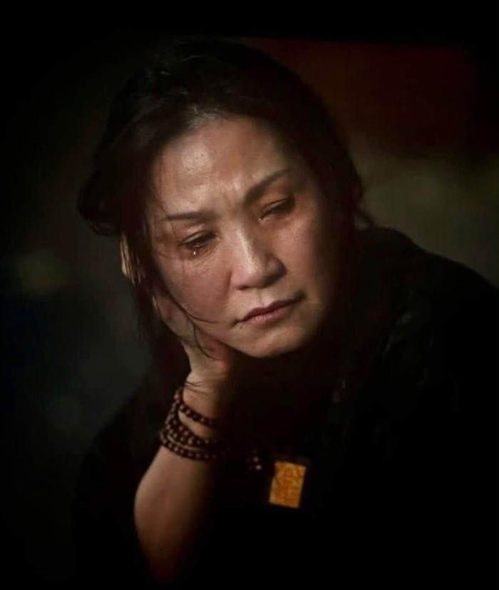 Trong Lên Hương, Hồng Đào đảm nhận vai bà Mũi, một bà chủ trại hòm gia truyền đang đối diện với tình trạng ế ẩm. 