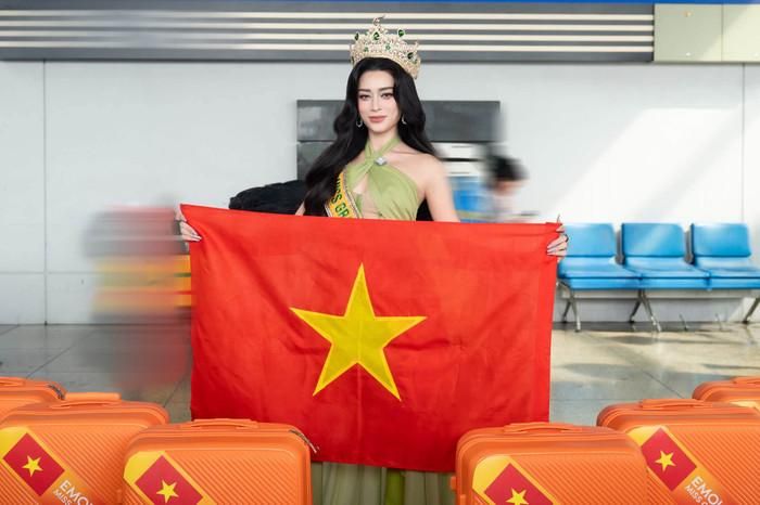 Hình ảnh của Emoura Phạm tại sân bay ở Việt Nam trước khi lên đường qua Thái Lan thi Miss Grand International vào sáng 18/9. 
