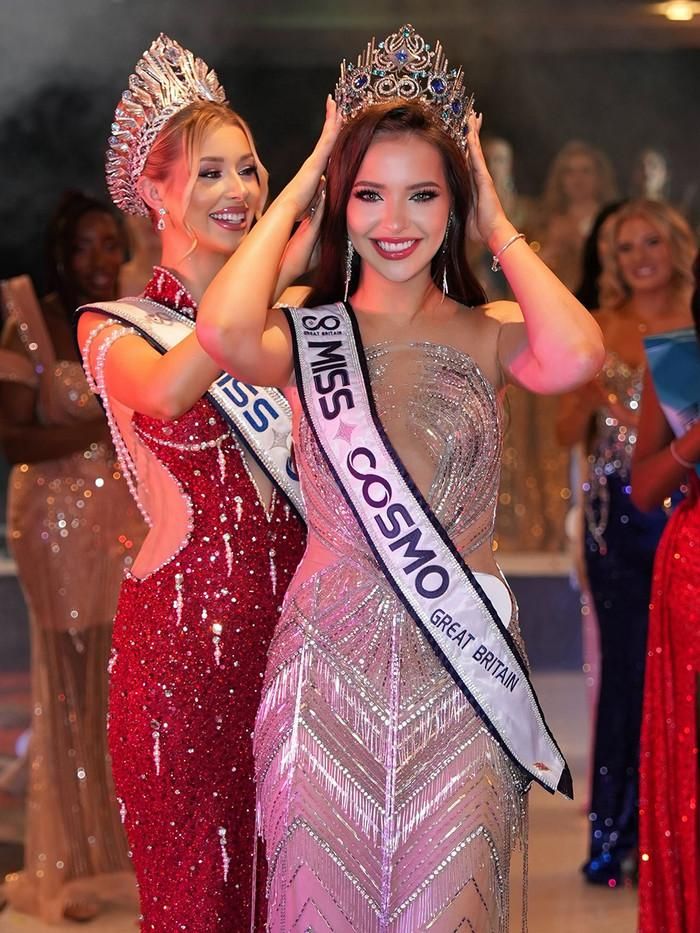 Yolina thực hiện nghi thức trao vương miện cho tân Miss Cosmo Great Britain 2026 Elisaveta Tikhonova.
