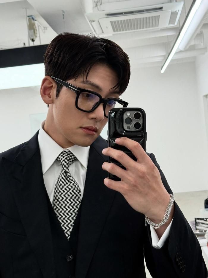 Ji Chang Wook duy trì sức hút sau 20 năm hoạt động nghệ thuật. 