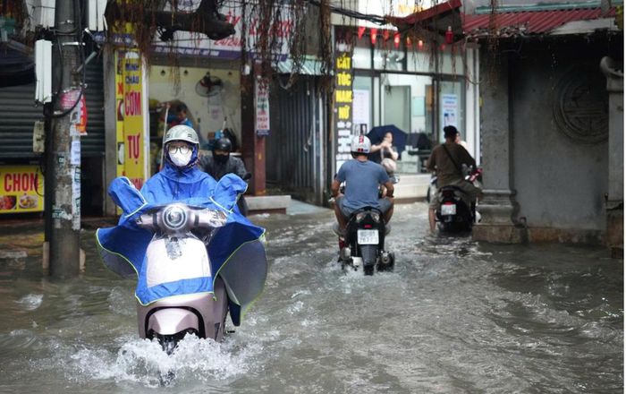 Lội nước, dọn bùn cần cảnh giác với bệnh nhiễm khuẩn.