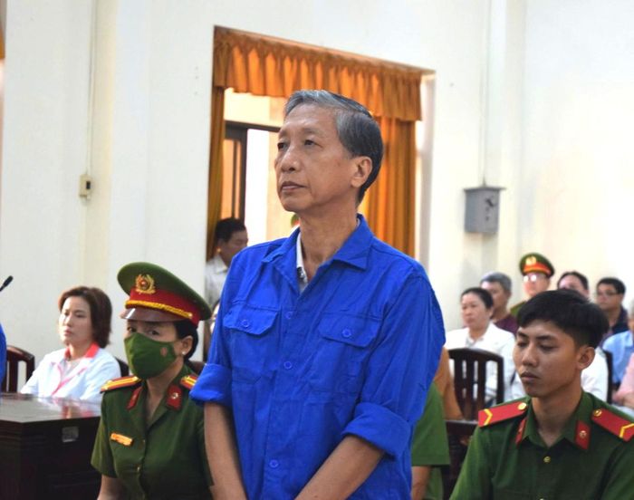 Bị cáo Lê Văn Mót - nguyên Trưởng Công an TP Phú Quốc - nhận mức án 18 năm tù về tội lừa đảo chiếm đoạt tài sản 