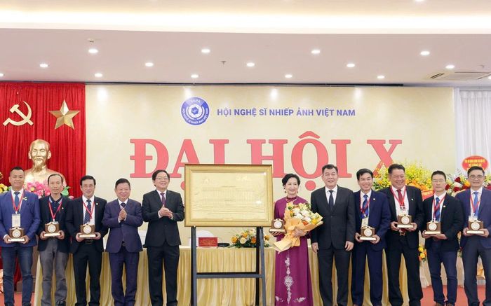 Phó Thủ tướng Hồ Quốc Dũng (thứ 5 từ trái sang) chúc mừng Ban Chấp hành nhiệm kỳ 2026-2031 Hội Nghệ sĩ Nhiếp ảnh Việt Nam - Ảnh: chinhphu.vn/Gia Huy