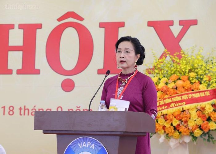 TS. Nghệ sĩ Nhiếp ảnh Trần Thị Thu Đông, Chủ tịch Hội Nghệ sĩ Nhiếp ảnh Việt Nam, phát biểu khai mạc Đại hội - Ảnh: chinhphu.vn/Gia Huy