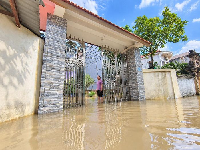 Bà Tạ Thị Lượng, sống tại xóm 12 Hậu Ái, xã Sơn Đồng cho biết, mấy năm lại đây, năm nào mưa to cũng ngập, nhưng năm nay ngập nặng hơn. Trời nắng lên nhưng nước rút chậm.