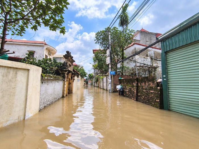 Càng đi vào, nước ngập càng sâu