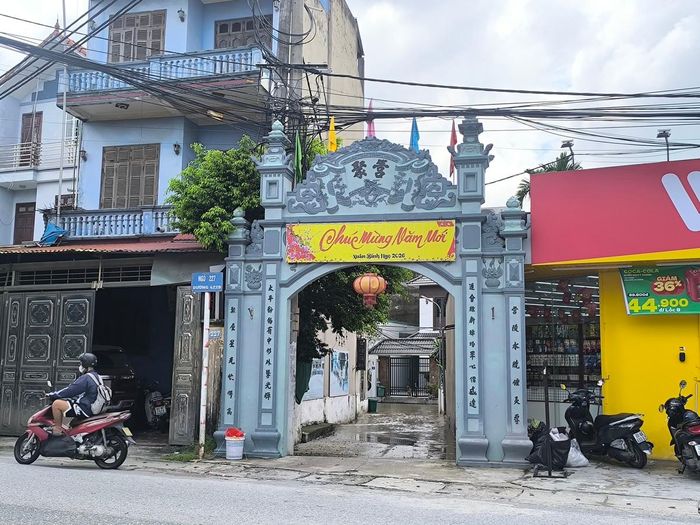 Bên ngoài cổng đá, mọi sinh hoạt đã trở lại bình thường nhưng phía sau nó, hàng trăm hộ dân vẫn sống trong cảnh ngập úng, bì bõm lội nước