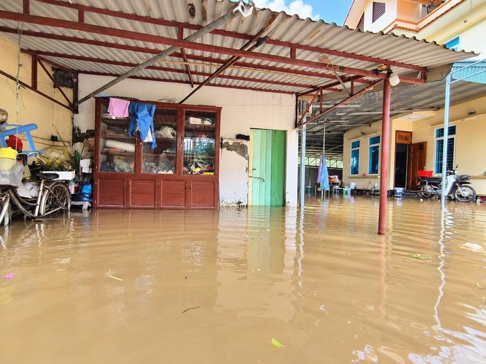 Bên trong sân nhà bà Lượng mênh mông nước