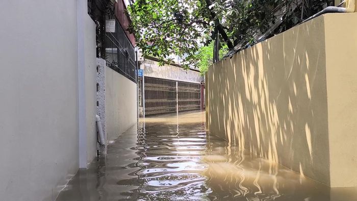 Ngày từ đầu ngõ 235 đường tỉnh 422B đi vào làng Hậu Ái, nước đã ngập quá đầu gối