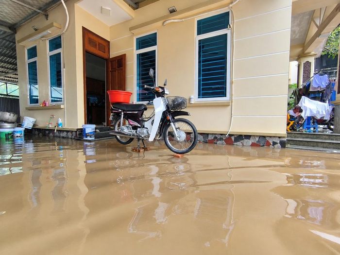 Gia đình bà phải kê thêm 3 viên gạch để chiếc xe máy không bị ngập nước. Khi phóng viên Báo PNVN có mặt, nước đã rút khoảng 30 cm so với ngày hôm qua