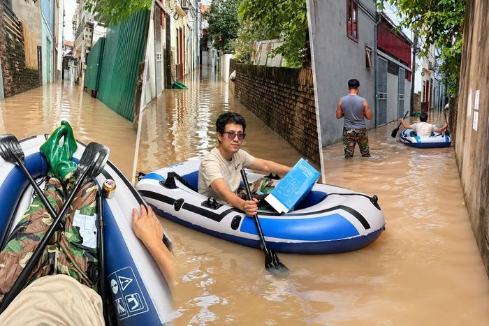 Nhiều thời điểm, người dân phải dùng thuyền hơi để đi lại. Ảnh: Thanh Hải