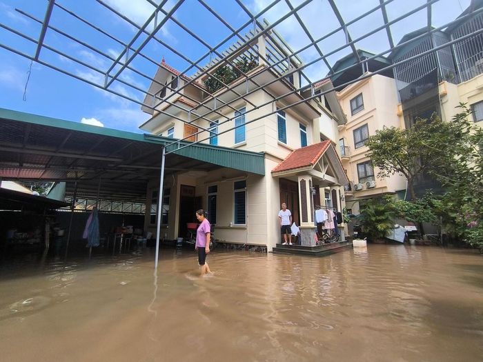 Cuộc sống người dân Hậu Ái gặp nhiều khó khăn vì ngập úng, nhất là người già, trẻ nhỏ
