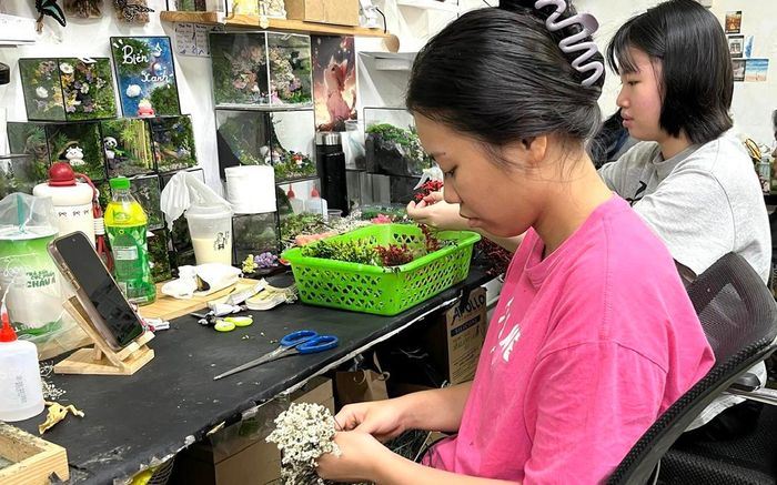 Lao động khuyết tật tại cơ sở làm hoa thủ công