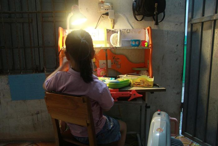 Căn phòng trọ chật hẹp là nơi sinh hoạt của cả gia đình chị Vân Anh với 4 thành viên.