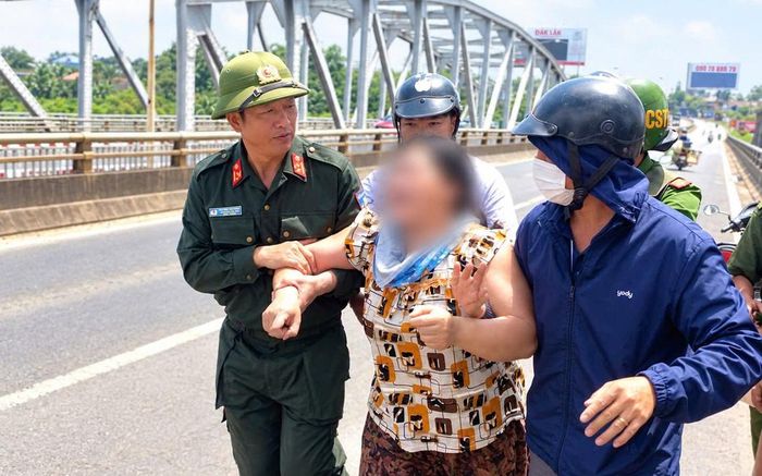 Công an xã Hòa Phú kịp thời ngăn người phụ nữ có ý định nhảy cầu. Ảnh: Công an Đắk Lắk