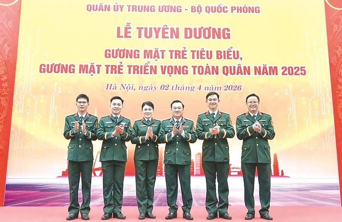 Đại úy Nguyễn Văn Luận (bìa trái) dự lễ tuyên dương Gương mặt trẻ tiêu biểu toàn quân năm 2025 