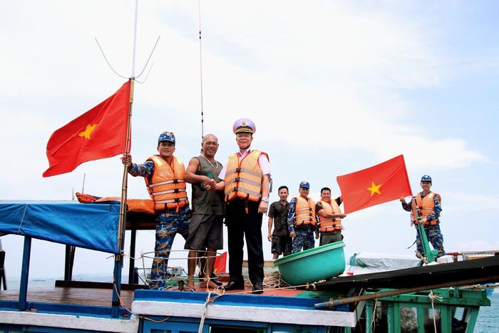 Những lá cờ Tổ quốc được thay mới trên tàu cá tạo thành "Cột mốc chủ quyền di động" trên biển.