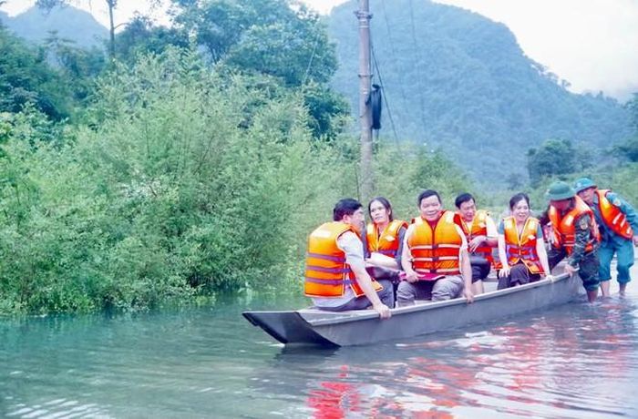 Bộ đội địa phương luôn có mặt ở những nơi khó khăn, gian khổ, với tinh thần “Vì nhân dân phục vụ”