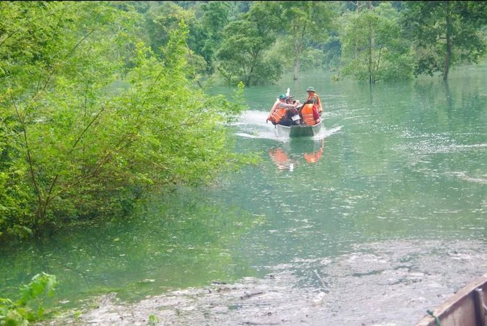 Ban CHQS xã Kim Phú, Bộ CHQS tỉnh Quảng Trị phối hợp các lực lượng tại địa phương chèo đò bảo đảm an toàn cho người dân vùng bị ảnh hưởng mưa lũ.
