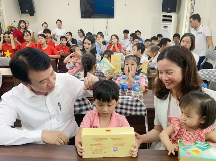 Ông Nguyễn Đức Tuấn, Phó Chủ tịch Thường trực Ủy ban MTTQ Việt Nam thành phố Hải Phòng và bà Trần Thị Thu Hương, Phó Chủ tịch Ủy ban MTTQ Việt Nam thành phố, Chủ tịch Hội LHPN TP Hải Phòng, tặng quà các cháu tại trung tâm