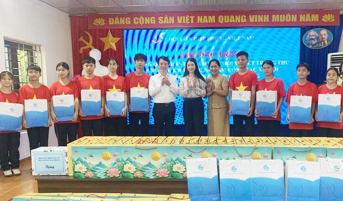 Bà Trần Lan Phương, Phó Chủ tịch Thường trực Hội LHPN Việt Nam, đại biểu Quốc hội khóa XVI và ông Nguyễn Đức Tuấn, Phó Chủ tịch Thường trực Ủy ban MTTQ Việt Nam thành phố Hải Phòng, tặng quà các cháu tại trung tâm