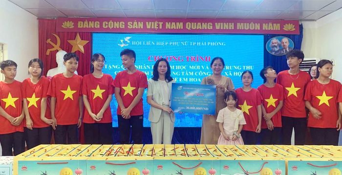 Hội LHPN thành phố Hải Phòng tặng 30 triệu đồng và 70 chai xịt mũi trị giá 10 triệu đồng cho các cháu tại trung tâm