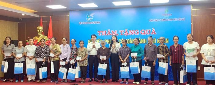 Bà Trần Lan Phương, Phó Chủ tịch Thường trực Hội LHPN Việt Nam, đại biểu Quốc hội khóa XVI và ông Nguyễn Đức Tuấn, Phó Chủ tịch Thường trực Ủy ban MTTQ Việt Nam thành phố Hải Phòng, tặng quà phụ nữ có hoàn cảnh khó khăn