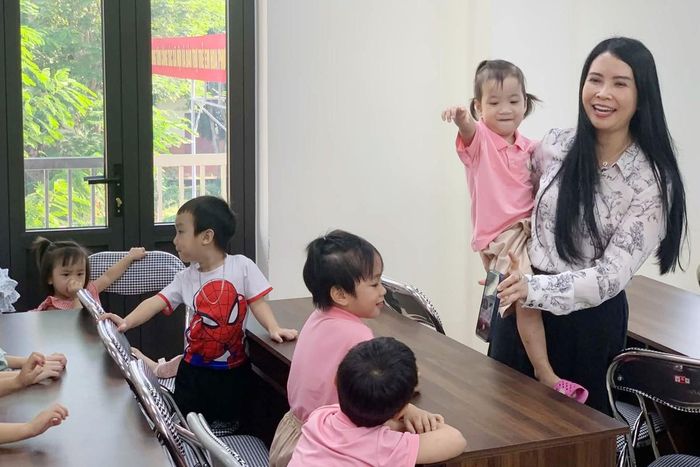 Phó Chủ tịch Thường trực Hội LHPN Việt Nam Trần Lan Phương thăm và tặng quà cho các cháu tại Trung tâm Công tác xã hội và Bảo trợ trẻ em Hoa Phượng