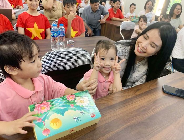 Phó Chủ tịch Thường trực Hội LHPN Việt Nam Trần Lan Phương thăm và tặng quà cho các cháu tại Trung tâm Công tác xã hội và Bảo trợ trẻ em Hoa Phượng