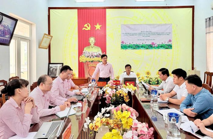 Ông Đoàn Ngọc Chung trong buổi làm việc với Ban đại diện HĐQT NHCSXH xã Tam Hải.