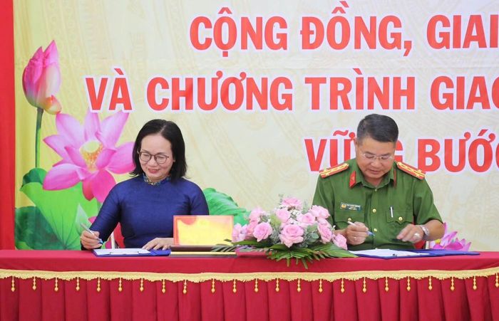 Lãnh đạo Hội LHPN tỉnh Đắk Lắk và lãnh đạo Trại giam Đắk Trung ký kết Chương trình phối hợp