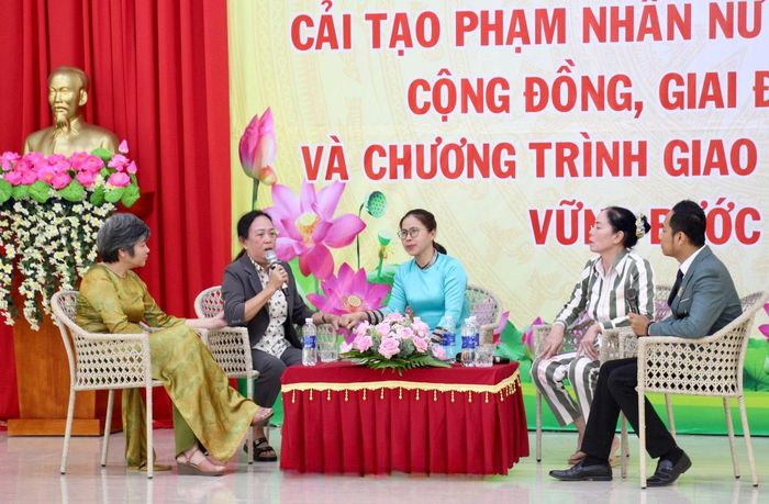 Chương trình giao lưu “Thắp sáng niềm tin - Vững bước ngày trở về”.