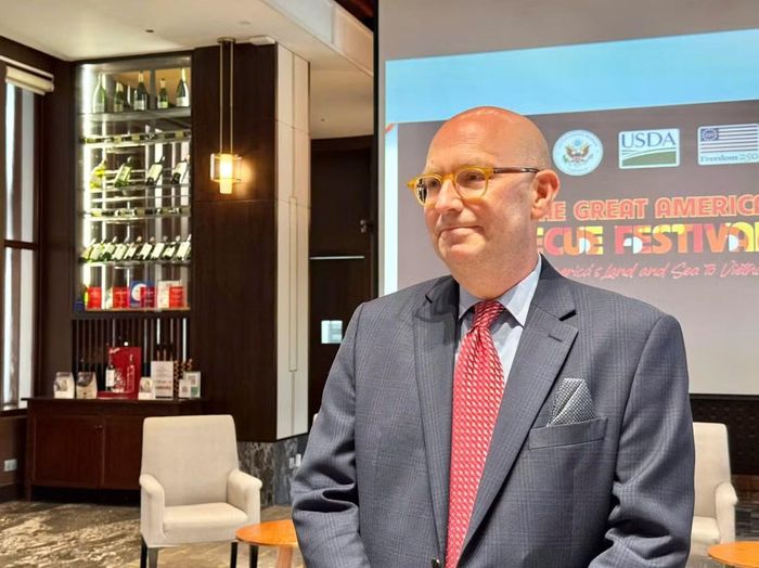 Tham tán Công sứ phụ trách Nông Nghiệp Mark Petry