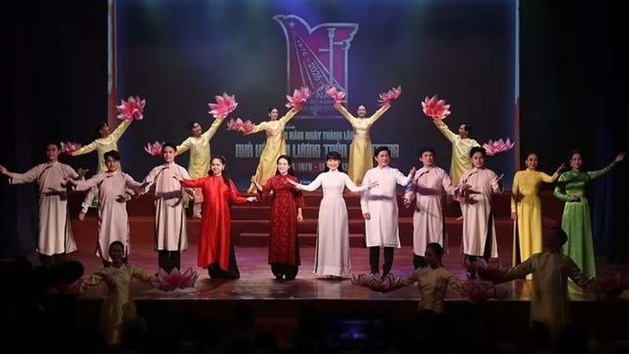 Tiết mục nghệ thuật tại buổi tọa đàm. Ảnh: Báo Nhân Dân