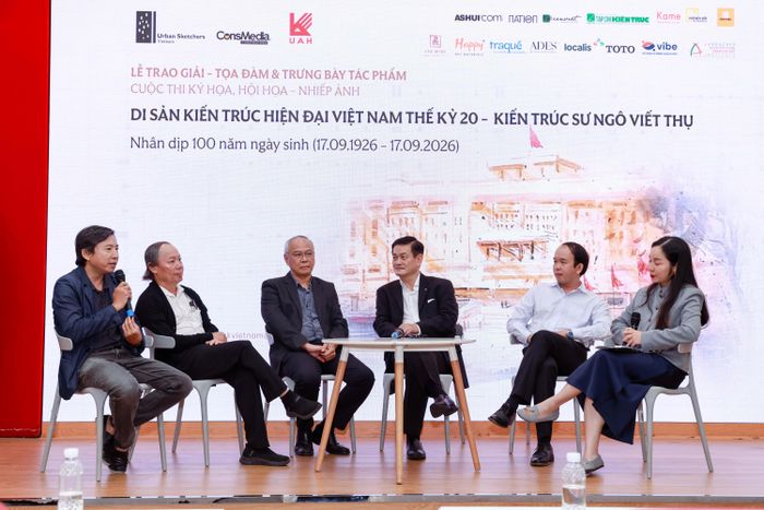Các khách mời chia sẻ tại tọa đàm. 