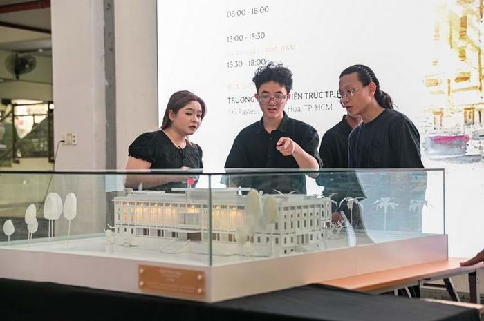 Khách mời tham quan không gian trưng bày.