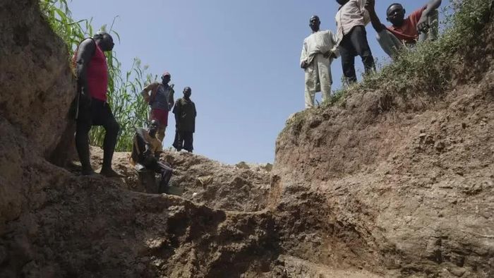 Các công nhân đứng tại một mỏ lithium bất hợp pháp ở Paseli, Nigeria. Ảnh: © Sunday Alamba, AP