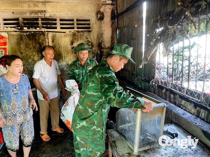 Cán bộ, chiến sĩ đồn Biên phòng Trung Bình cùng các lực lượng khắc phục hỏa hoạn.