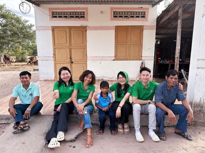 Chị Vân (thứ 3 từ trái sang) cùng team mình trong 1 chuyến thiện nguyện. Ảnh nhân vật cung cấp