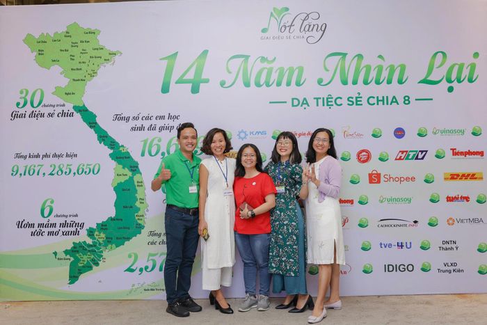 Chị Vân (áo trắng - thứ 2 từ trái qua) chụp ảnh kỷ niệm cùng các thành viên Nốt Lặng trên chặng đường 14 năm. Ảnh nhân vật cung cấp