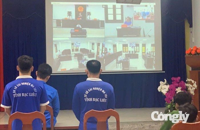 Các bị cáo Mai Bảo Trường, Lưu Thế Quân và Sơn Duy Nam (điểm cầu Cơ sở cai nghiện ma túy số 2 tỉnh Cà Mau)