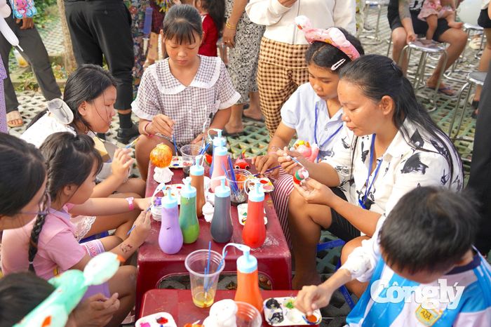 Các em nhỏ tham gia tô tượng.