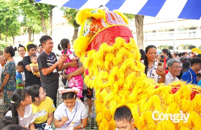 Múa lân sư rồng phục vụ các bệnh nhi.