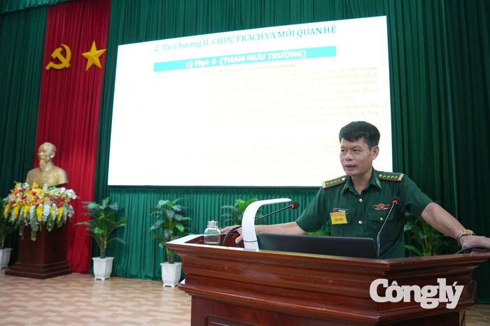Đại tá Nguyễn Văn Huệ, Phó Tham mưu trưởng BĐBP tỉnh giới thiệu các về chức trách, nhiệm vụ của quân nhân.