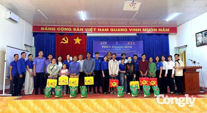 Bên cạnh tổ chức phiên tòa giả định tuyên truyền pháp luật, Đoàn thanh niên TAND tỉnh Cà Mau phối hợp với các đơn vị còn làm tốt công tác an sinh xã hội tại các địa phương trong tỉnh
