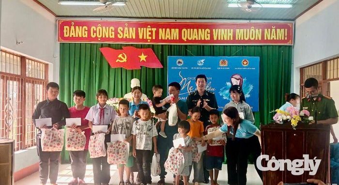 Đại diện các đơn vị trao quà tặng các học sinh hoàn cảnh khó khăn trên địa bàn.