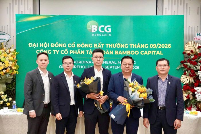 Ông Võ Văn Dũng (thứ hai từ phải qua) và ông Hoàng Quốc Trung (thứ ba từ phải qua) được bầu bổ sung vào Ban kiểm soát nhiệm kỳ 2025-2030. Ảnh: Thanh Thương.